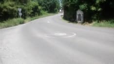 PERTUSIO - La rotonda è invisibile: ennesimo incidente all'incrocio