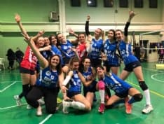 CUORGNE' - Alle ragazze dell'Alto Canavese Volley il derby col Volpiano, in Serie B i biancoblù ko a La Spezia