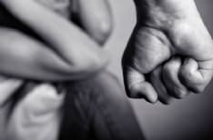 TORRAZZA - «Sono gay»: il padre lo picchia. Lo sdegno dell'Arcigay