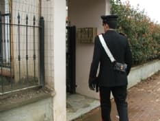 CASTELLAMONTE - Sente i ladri, prende la pistola e spara: terrore in via Castello