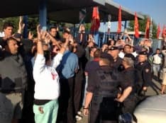 VOLPIANO - Tensione ai cancelli della Comital: carabinieri cercano di forzare il blocco degli operai - FOTO E VIDEO