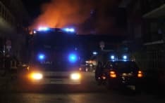 VOLPIANO - Furioso incendio in una villetta: marito e moglie in prognosi riservata intossicati dal fumo