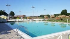 SAN BENIGNO - Entrano di nascosto nella piscina comunale e fanno il bagno di notte: beccati dalle telecamere