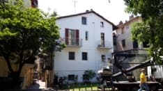 IVREA - Ripulita la piccionaia di Piazza Fillak in seguito alle lamentele dei vicini