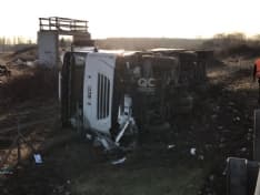 BORGARO-TORINO - Autista ubriaco finisce con il camion fuori strada: traffico in tilt sulla tangenziale - FOTO
