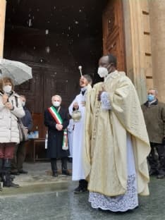 BOLLENGO - Una passerella nuova di zecca per entrare in chiesa - FOTO