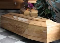 IVREA - Comprano 31 casse da morto per l'agenzia di pompe funebri ma pagano con un assegno scoperto: a processo per truffa