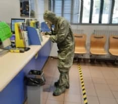 RIVAROLO - In Posta con la tuta di Chernobyl ai tempi del coronavirus... le immagini fanno il giro dei social - FOTO