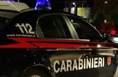 FORNO CANAVESE - Lanciano una Panda contro la vetrina del bar