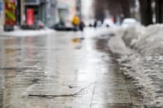 LEINI' - Si rompe una gamba cadendo sulla strada ghiacciata e fa causa al Comune