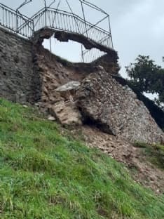 MALTEMPO - Paura a Castellamonte per un muro crollato vicino alle case. A Settimo Vittone precipitano massi