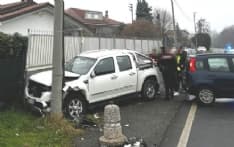 AGLIE' - Incidente sulla circonvallazione, pick-up contro un palo - FOTO