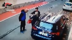 LEINI - Aggredisce la moglie davanti alla caserma dei carabinieri: arrestato - GUARDA IL VIDEO