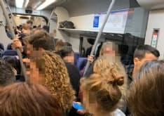 CANAVESANA - I treni stracolmi: «Sembrano dei carri bestiame»