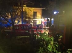 PONT - Accende la stufa per scaldare i gatti e scoppia l'incendio: provvidenziali i vigili del fuoco - FOTO