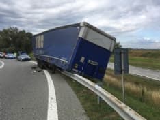 TANGENZIALE TORINO - Camion perde il rimorchio sulla rampa d'ingresso - FOTO