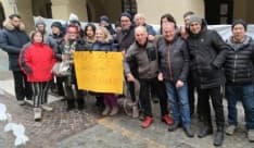 RIVAROLO CANAVESE - Gli ambulanti protestano sotto il municipio: «Vogliamo tornare con i banchi in centro» - FOTO e VIDEO