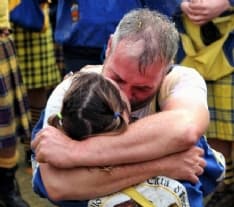 IVREA - Proposta di matrimonio durante la battaglia delle arance: Daniele e Giada regalano emozioni al Carnevale - VIDEO