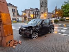 CASTELLAMONTE - Auto finisce contro il monumento: «Subito le riparazioni all'Arco di Pomodoro» - FOTO