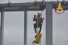 Babbo Natale si cala dal grattacielo della Regione per i bimbi ricoverati - FOTO e VIDEO