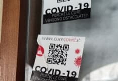 RIVAROLO CANAVESE - Adesivi sotto il municipio per chiedere le cure domiciliari contro il covid