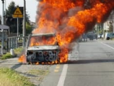 VALPERGA - Auto prende fuoco durante la marcia: salvo consigliere comunale di Levone - FOTO