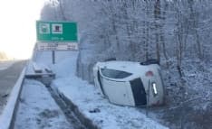 IVREA-SANTHIA' - Incidente sul raccordo autostradale ad Albiano: auto finisce ruote all'aria - FOTO