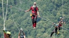 FRASSINETTO - Il funambolo Andrea Loreni tenta l'impresa: camminare sul cavo dell'Arcansel a 300 metri di altezza