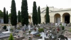 CALUSO - Sfascia tombe al cimitero e lancia una tibia sulle scale