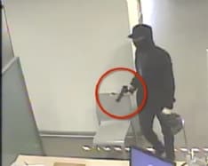 RAPINA IN BANCA A CASTELLAMONTE - Rapinatore preso a Ceresole dai carabinieri: è un 32enne di Chivasso - VIDEO DEL COLPO