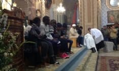 CASTELLAMONTE - Don Angelo lava i piedi ai profughi: «Abbiamo il dovere di accoglierli» - VIDEO