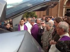 CASTELLAMONTE - Tanto dolore e un lungo applauso hanno accompagnato l'ultimo viaggio di Gloria Rosboch - VIDEO