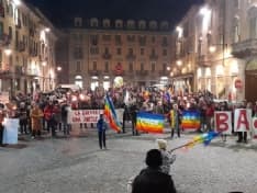 IVREA - Fiaccolata per la pace ad un anno dallo scoppio della guerra in Ucraina - FOTO e VIDEO