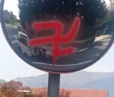 SALERANO - Disegnano una svastica sullo specchio stradale e imbrattano i muri: vandali in azione ad Halloween