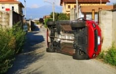 OGLIANICO - Tocca il muro di una casa e si ribalta sulla strada