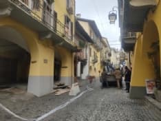 CUORGNE' - Camion abbatte il sostegno di un balcone: intervento della Polizia municipale - FOTO