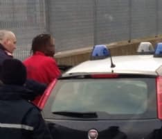 RIVAROLO CANAVESE - Extracomunitario aggredisce verbalmente autista Gtt: bloccato dai carabinieri - FOTO