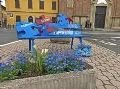 FELETTO - Il paese si colora di blu per la «Giornata della consapevolezza dell'autismo» - FOTO