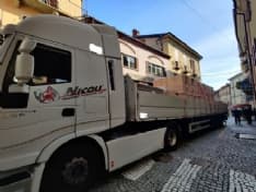 CASTELLAMONTE - Camion incastrato in pieno centro storico: è polemica