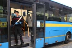 CUORGNE' - Sale sul bus senza biglietto, pretende di viaggiare gratis e picchia l'autista: denunciato