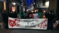 IVREA - Resistenza Eporediese manifesta e dona panettoni