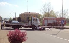 TRAGEDIA A RONDISSONE - Motociclista si scontra con un carro attrezzi e muore sul colpo - FOTO