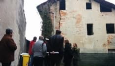 CASTELLAMONTE -  Maxi crepa nel muro: casa in piedi per miracolo. I residenti della zona chiamano i vigili del fuoco - FOTO