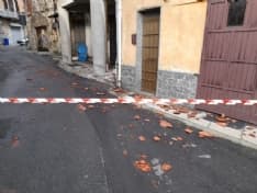 CANAVESE - Forte temporale con vento e grandine: a Cuorgnè cadute le tegole dal tetto di una palazzina - FOTO