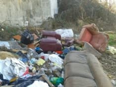 DISCARICHE SULLA 460 - Un impiegato beccato a scaricare rifiuti: scatta la maxi multa di 600 euro