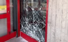 RIVAROLO CANAVESE - Notte di paura in centro: sfasciate le vetrine di tre negozi. Caccia all'uomo con la mazzetta da muratore