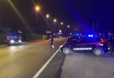 STRAMBINO - Ubriaco al volante si schianta con la propria auto e aggredisce i carabinieri: arrestato