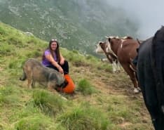 LOCANA - Il coraggio di Paola: a 24 anni sceglie di «vivere» la montagna riscoprendo un antico mestiere - FOTO