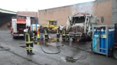 CASTELLAMONTE - Incendio sul camion dei rifiuti, provvidenziale intervento dei vigili del fuoco - FOTO