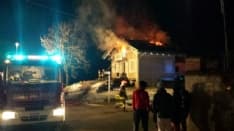 LEVONE - Incendio nella notte devasta una villetta: la proprietaria è riuscita a mettersi in salvo